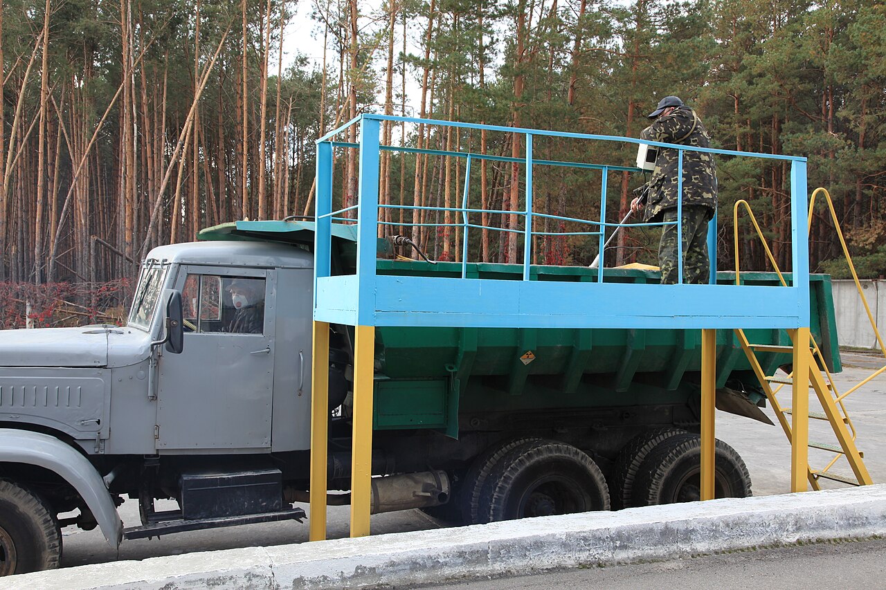 Справжній самоскид КрАЗ-256 зі звичайною кабіною в зоні ЧАЕС на фото МАГАТЕ 2010 року