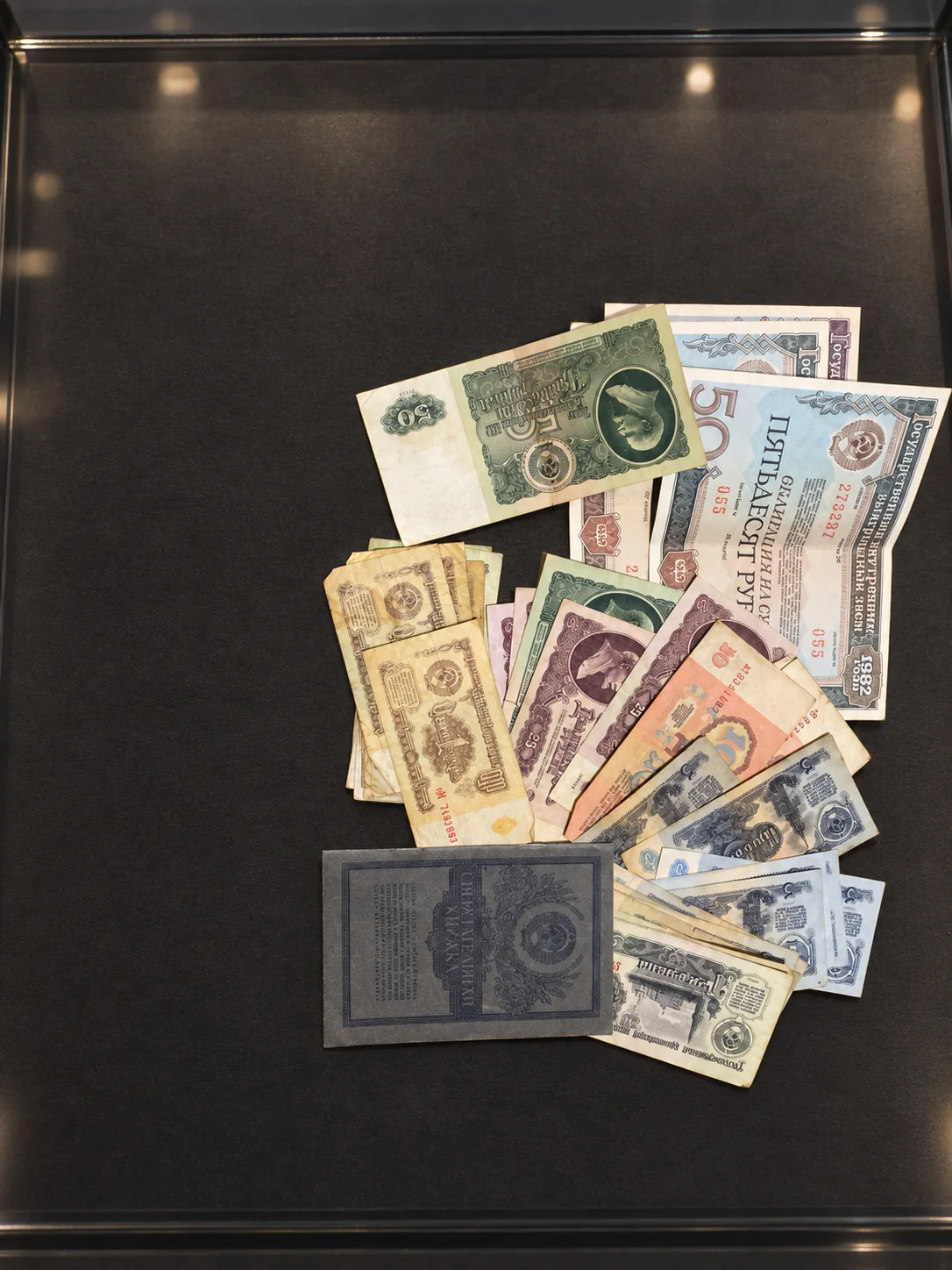 Billetes soviéticos, libreta de ahorros y bonos