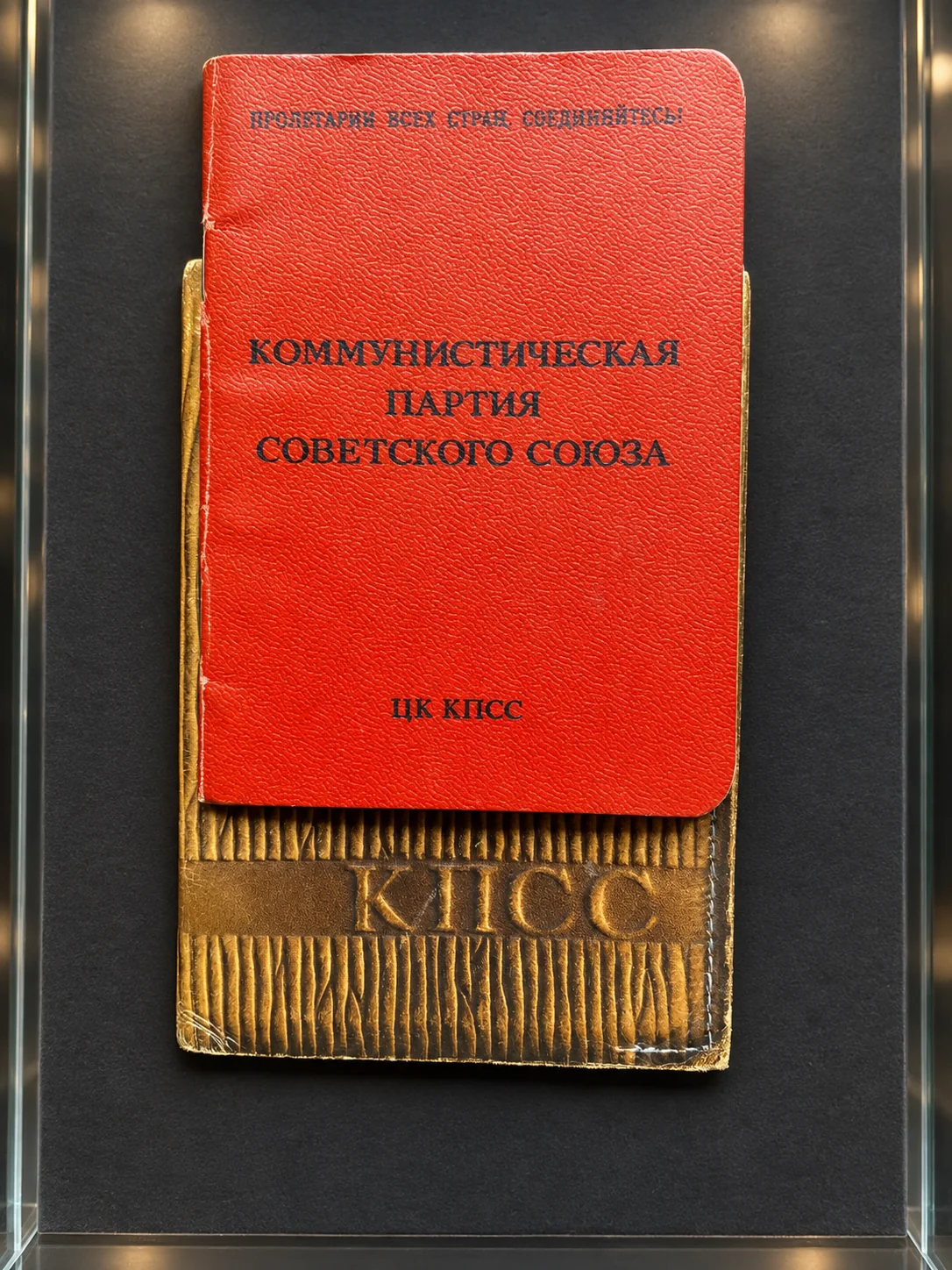 Carné rojo del Partido Comunista soviético en una vitrina